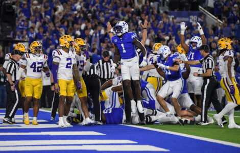 Kentucky QB Minchey scores 2-point conversion in overtime to beat No. 10 LSU 35-34